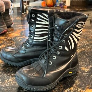 UGG ADIRONDACK BLACK AND WHITE BOOTS - WOMEN